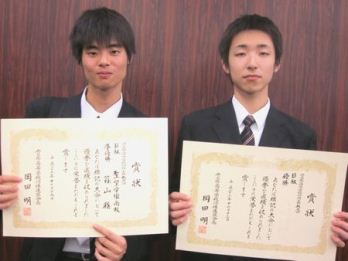 B級6戦全勝で優勝した田中君(右)と準優勝の篠山君。